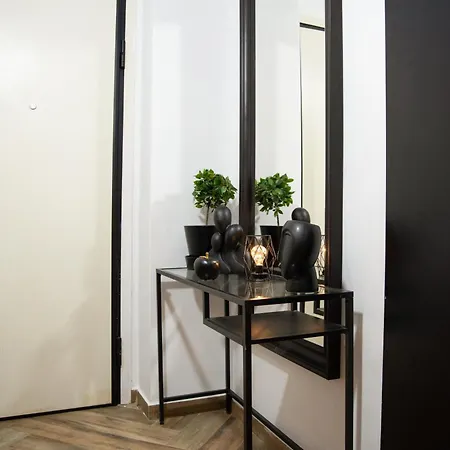 Cozy Apartment-steps From The Centre Apartment *