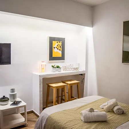 Cozy Apartment-steps From The Centre