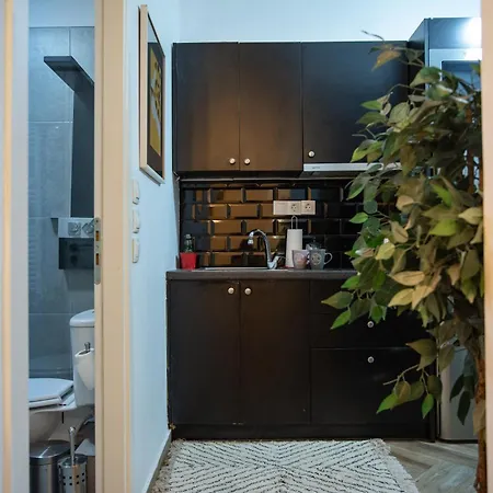 Cozy Apartment-steps From The Centre